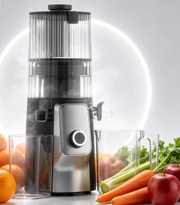 Медленная соковыжималка Fresh Smart HJ102C – Соковыжималка, которая сделает ваше путешествие к здоровью захватывающим благодаря 3 регулируемым скоростям, широкому желобу 135 мм, холодному отжиму мощностью 200 Вт и самоочистке